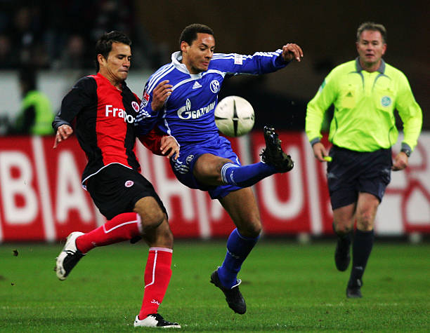 力或袭击行 力或袭击行