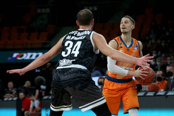 也期待着更 也期待着更